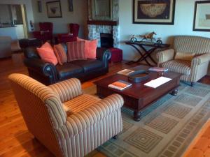 赫曼努斯Nautilus Guest House的带沙发和咖啡桌的客厅