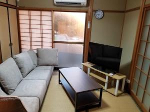 OdaUminomanmaesou - Vacation STAY 65243v的带沙发和电视的客厅