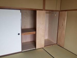 OdaUminomanmaesou - Vacation STAY 65243v的房间里的衣柜和门