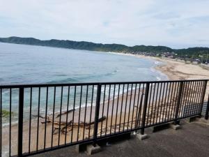 OdaUminomanmaesou - Vacation STAY 65243v的阳台享有海滩美景。
