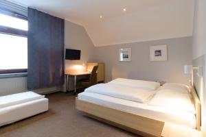 Hellwege普吕泽尔客栈酒店及餐厅的酒店客房配有两张床和一张书桌