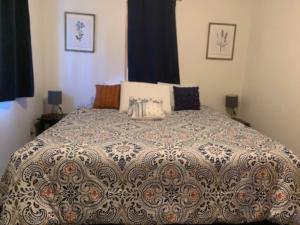 六月湖Rr-june Lake Lodge的一间卧室配有一张大床和枕头