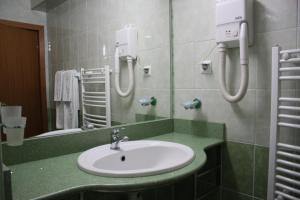 布加勒斯特奥海迪亚爵士酒店的一间带水槽和镜子的浴室