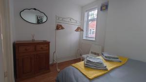 West MoleseyMolesey near Hampton Court, Viking Short Stays的一间卧室配有一张床、梳妆台和镜子