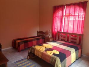 圣若昂-德雷Raio de Sol的一间卧室设有两张床和窗户。
