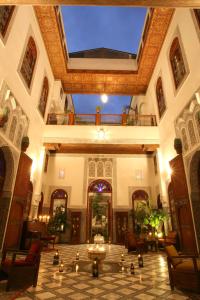 非斯Riad - Dar Al Andalous的一座大建筑,大堂内有蜡烛