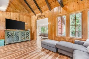 MichianaHillside Cottage的客厅设有木墙和平面电视。