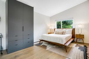 西雅图The Treehouse的一间卧室设有一张大床和一个窗户。