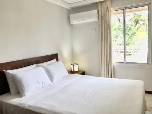 帕纳米林Blue Marlin Cotovelo - Vista Vale - Reformado的卧室配有一张大白色床和窗户