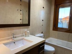 桑亨霍Mar y Sol的浴室配有盥洗盆、卫生间和浴缸。