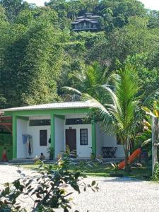 乌巴图巴Suites Brejauva的前面有一棵棕榈树的小房子