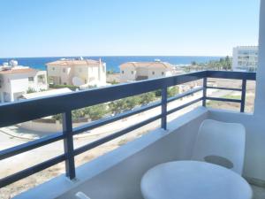 普罗塔拉斯Maouris Hotel Apartments的阳台配有白色椅子,享有海景。