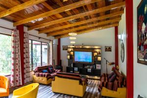奥兰太坦波提拉加圣谷酒店的带沙发和平面电视的客厅