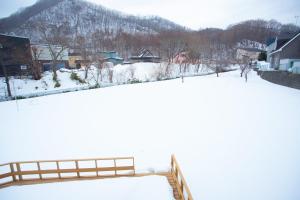 小樽Otaru Village - Vacation STAY 84257的从房子的屋顶上欣赏雪景