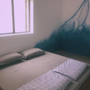 东河筑页冲浪背包客栈的墙上画的一张床上