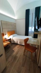 Puebla de Sancho Pérez拉波索巴尔内阿里奥酒店的卧室配有一张床和一张桌子及椅子