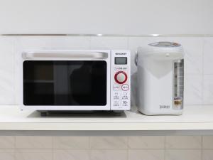金泽CHISUN BUDGET Kanazawa Ekimae的厨房柜台上的微波炉和烤面包机