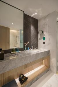 广州广州白云宾馆的一间带大水槽和大镜子的浴室