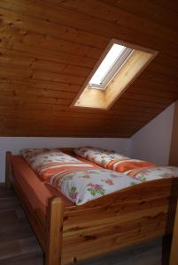 HabachFerienwohnung Weber的带天窗的客房内的两张床