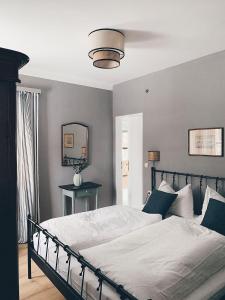 巴德加斯坦Villa Rosa的一间卧室配有一张大床和镜子