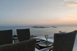 巴特斯欧Eolia luxury suites Andros的桌椅,享有海景