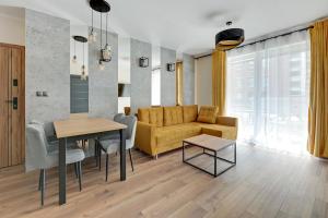 格但斯克Angielska Grobla 5 Apartinfo Apartments的客厅配有沙发和桌子