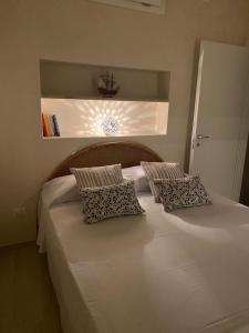 维拉诺瓦Casa Alfonsa的一张带两个枕头的大白色床