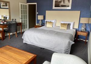 浦耳Haven Hotel的酒店客房设有一张大床和一张书桌。