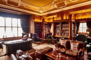 邦尼里格达尔豪西城堡酒店 的带沙发和台球桌的客厅