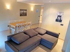 约茨Apartamentos Llorts Ordino 3000的客厅配有沙发和桌子