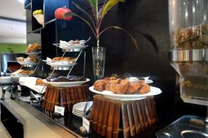 阿克拉贝斯特韦斯特精品阿克拉机场酒店的包括糕点和其他食物的自助餐