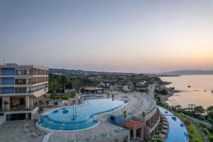 卡拉马基Leptos Panorama Hotel的享有带游泳池的度假村的空中景致