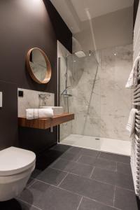 通厄伦Vinotel X的带淋浴、卫生间和盥洗盆的浴室