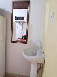 圣保罗Infinito Suíte的一间带水槽和镜子的浴室