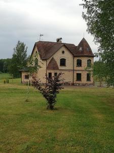 Vesta的田野中的一座古房子