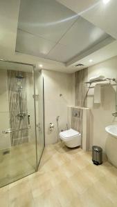 锡卜Alsahwa Hotel的带淋浴、卫生间和盥洗盆的浴室