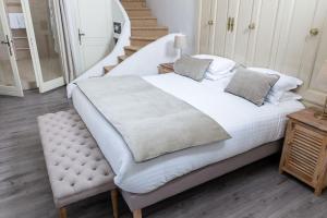 丰维耶La Regalido的卧室内的一张带白色床单和枕头的床