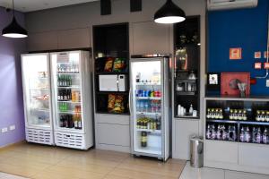 阿拉萨图巴Água Branca Park Hotel的商店里放有2台冰箱,有饮料