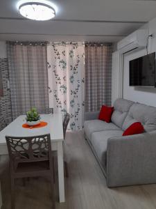 马泰拉Casa Nannina的客厅配有沙发和桌子
