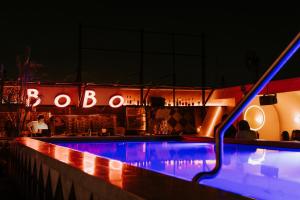 特拉维夫Brown BoBo, a member of Brown Hotels的夜间游泳池,酒吧