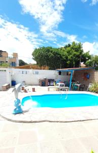 保利斯塔Ap 09-A 50 Metros da Praia Flats Mobiliados para 4 Pessoas的庭院里一个带喷泉的蓝色游泳池