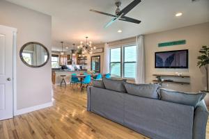 泰比岛Bright Tybee Island Townhome - Walk to the Beach!的带沙发和吊扇的客厅