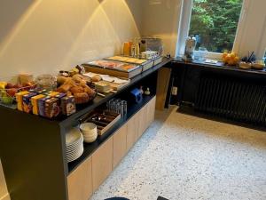 科特赖克Hotel - B&B Elementum的厨房配有带食物的柜台