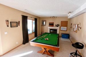 卡尔加里Sunny & Cozy Suite with Pool & Ping Pong table的客厅配有台球桌