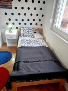 索科矿泉村Mist8的一间卧室配有一张带波卡圆顶墙的床。