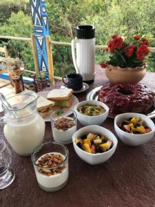 韦尔卡鲍Entre Montanhas Capão的桌上放着一碗食物和牛奶