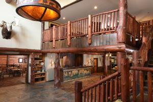 奥那拉斯加Stoney Creek Hotel La Crosse - Onalaska的一座带用餐室的房屋内的大型木楼梯