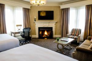 波士顿莱诺克斯酒店的酒店客房配有一张床和一个壁炉。