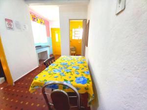 圣保罗Infinito House - Casa inteira的一间设有一张桌子的房间,配有黄色的桌布