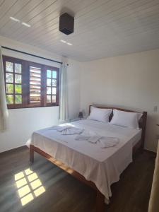 伊塔雷马Pousada Ventos do Guajiru-Casa de Kitesurfistas的一间卧室配有一张大床和毛巾